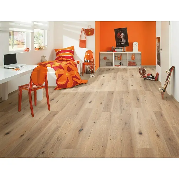 LOGOCLIC Laminatmuster Silentos Eiche Forli - 296 x 195 x 1 mm, Landhausdiele - Ein helles Zimmer mit Laminatboden, der die natürliche Holzstruktur betont und eine warme Atmosphäre schafft.