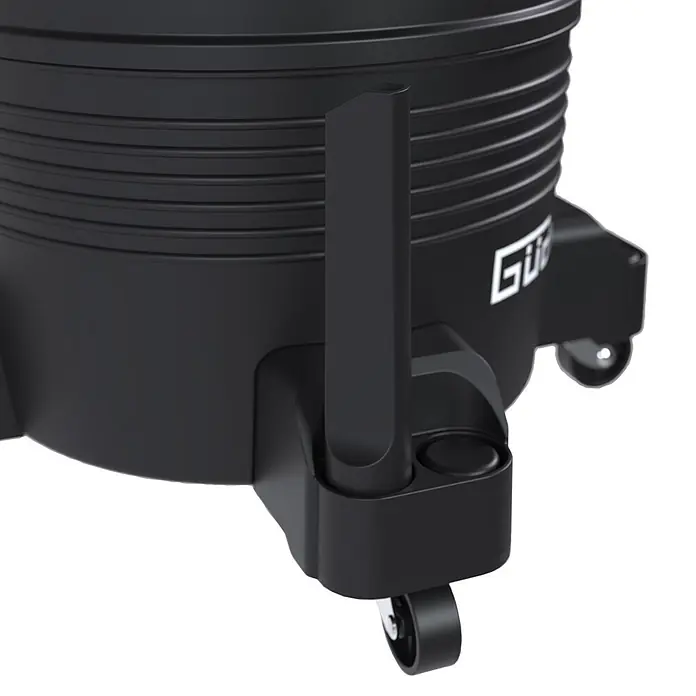 Güde Teichschlammsauger GS 30-1600 3 IN 1 - 1.600 W, Tankvolumen: 30 l - Nahaufnahme des schwarzen Industriereiniger-Bodens mit geripptem Tank, Zubehörhalter und Rollen.