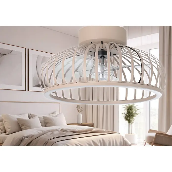 Eglo Ventilador de techo Mogano - Beige, 42,8 cm, 20 W, Blanco cálido - Ventilador de techo beige con jaula de listones, aspas transparentes y anillo LED integrado, instalado en un dormitorio.