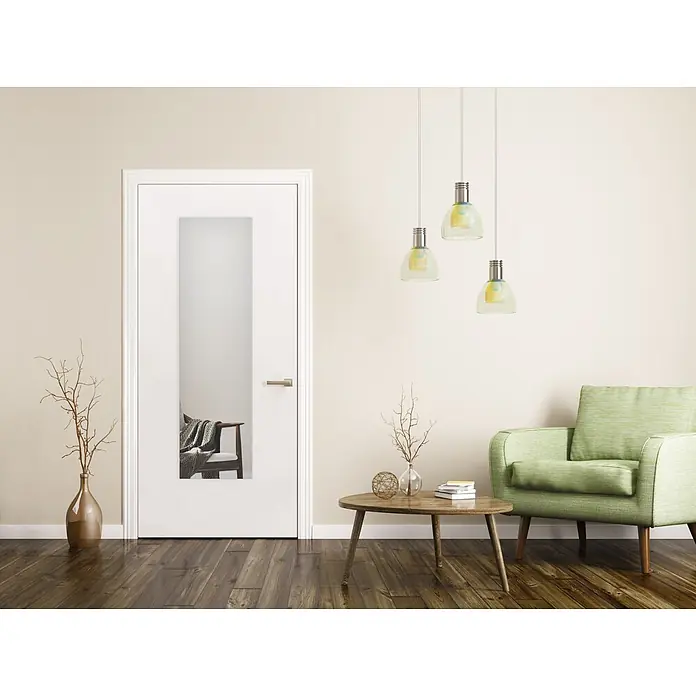 Kristall-Form Türspiegel Touch - B x H: 39 x 140 cm - Grüner Sessel und Holztisch in hellem Wohnzimmer. Eine weiße Tür mit Spiegeleinsatz ist sichtbar.