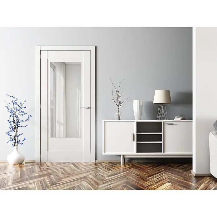 Kristall-Form Türspiegel Touch - B x H: 50 x 120 cm - Weiße Holz-Innentür mit großem Glaspaneel in modernem Ambiente, neben einem weißen Schrank.