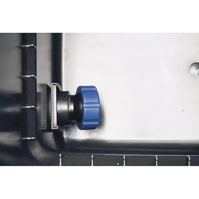 Oase Skimmer BioSys + - Fördermenge pro Std.: 6.000 l - 16.000 l - Blauer geriffelter Kunststoffknopf an einem schwarzen rechteckigen Bauteil.