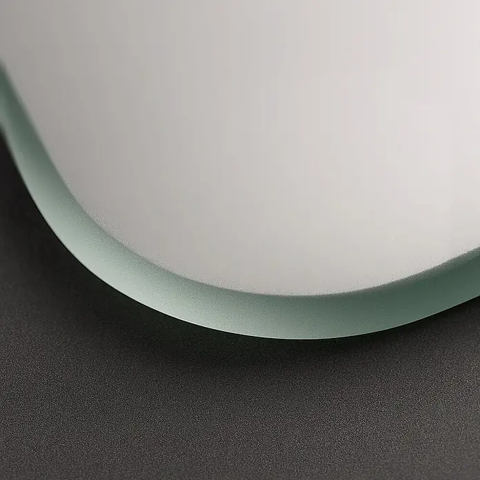 Riva Wandspiegel Rondo 1 - 40 x 60 cm - Gekrümmtes Milchglas mit polierten Kanten.