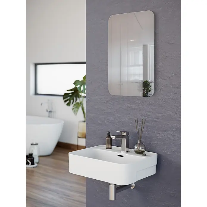 Riva Wandspiegel Rondo 1 - 40 x 60 cm - Weißes, wandmontiertes Waschbecken mit Chromarmatur, unter einem rechteckigen Spiegel in einem modernen Badezimmer.