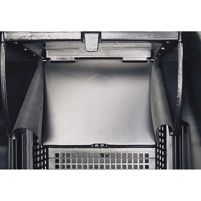 Oase Skimmer BioSys + - Fördermenge pro Std.: 6.000 l - 16.000 l - Innenansicht eines dunkelgrauen und schwarzen Fachs mit flexiblem glatten grauen Futter, schwarzen gerippten Wänden und einem perforierten Gitter am Boden.