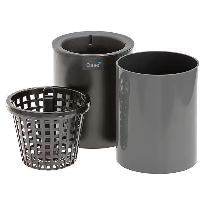 Oase Skimmer AquaSkim Gravity - Fördermenge pro Std.: 8.000 l - 20.000 l - Drei dunkelgraue Kunststoffbehälter für Teiche: ein Gitterkorb, ein Topf mit Oase-Logo und ein fester Topf.
