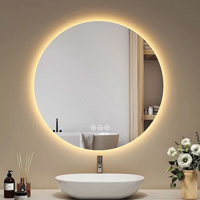 Emke Lichtspiegel Psyor - 60 x 60 cm - Runder LED-Badspiegel mit Touch-Steuerung, der ein weißes Waschbecken und Badezimmerinterieur widerspiegelt.