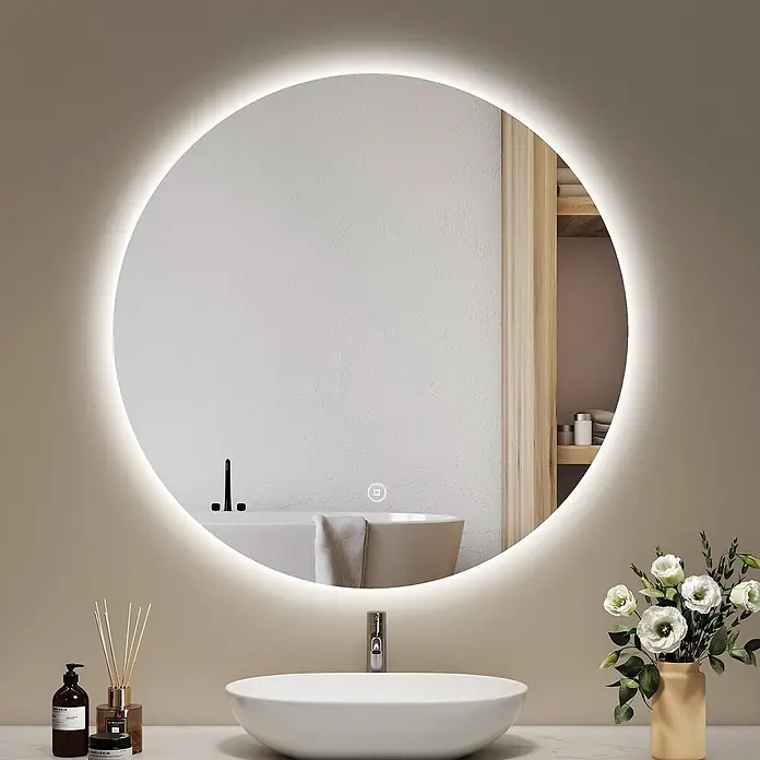 Emke Lichtspiegel Psyor - 70 x 70 cm - Runder LED-beleuchteter Spiegel über einem weißen Waschbecken, der den Raum widerspiegelt.