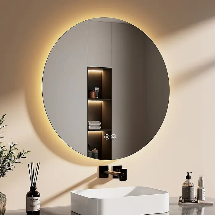 Emke Lichtspiegel OLM03 - 80 x 80 cm - Runder, LED-hinterleuchteter Badezimmerspiegel mit Touch-Steuerung, reflektiert einen integrierten Schrank, montiert über modernem Waschbecken und schwarzem Wasserhahn.