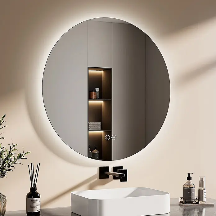 Emke Lichtspiegel OLM03 - 80 x 80 cm - Runder LED-beleuchteter Badezimmerspiegel mit integrierten beleuchteten Ablagen und Touch-Bedienelementen über einem Waschbecken.