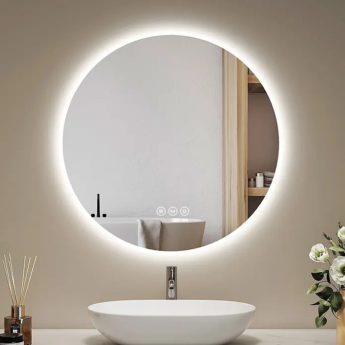 Emke Lichtspiegel OLM03 - 50 x 50 cm - Runder LED-beleuchteter Badezimmerspiegel mit Touch-Steuerung, über einem Waschtisch, der eine moderne Wanne und Regale widerspiegelt.