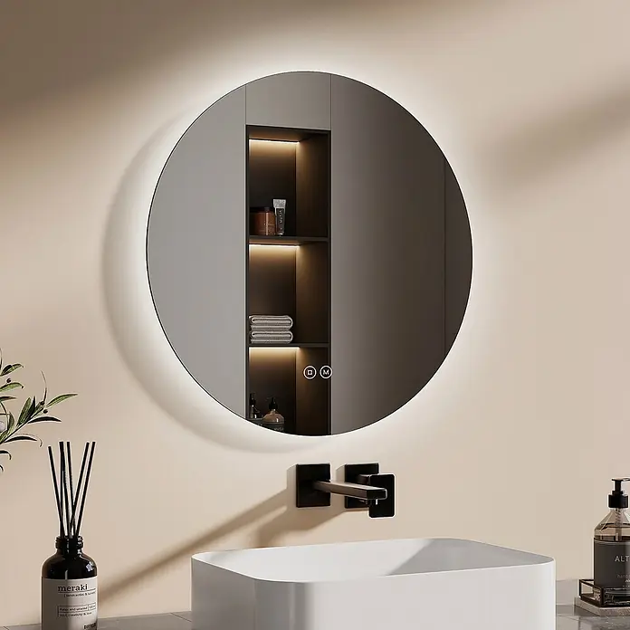Emke Lichtspiegel OLM03 - 50 x 50 cm - Runder, beleuchteter Spiegel mit integrierten Regalen über einem modernen Waschbecken, mit dunklen Fächern und beleuchteten Abteilen.