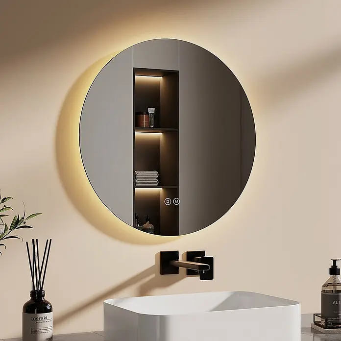 Emke Lichtspiegel OLM03 - 50 x 50 cm - Runder, hinterleuchteter Badezimmerspiegel mit integrierten Regalen über modernem Waschbecken und schwarzer Wandarmatur.