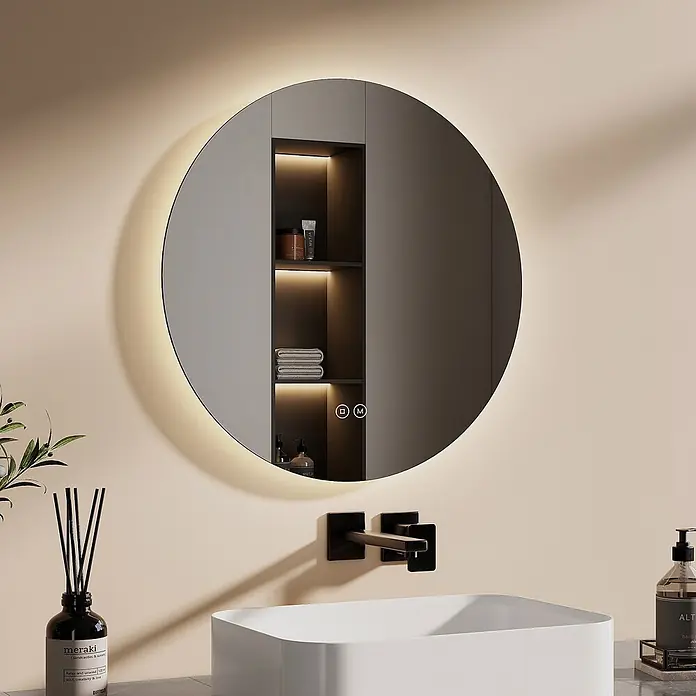 Emke Lichtspiegel OLM03 - 50 x 50 cm - Runder, hinterleuchteter Badspiegel mit integrierten Ablagen und Touch-Bedienung über einem modernen Waschbecken.