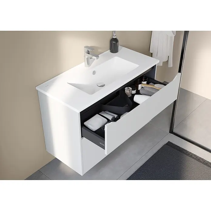 VitrA Integra Square Badmöbel-Set - Gesamtbreite Badmöbel: 100 cm, Hellgrau, Matt - Weißer wandmontierter Badezimmerschrank mit integriertem Waschbecken und offener dunkelgrauer Schublade, die organisierte Aufbewahrung für Toilettenartikel zeigt.