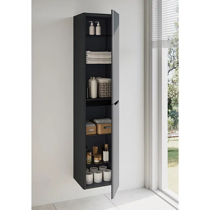 VitrA Integra Round Hochschrank - B x T x H: 40 x 37 x 180 cm, Graphit, DIN Anschlag: Rechts, Inklusive 4 Glaseinlegeböden - Hoher, dunkelgrauer wandmontierter Badezimmerschrank mit geöffneter Tür, der Handtücher, Flaschen und Toilettenpapier zeigt.