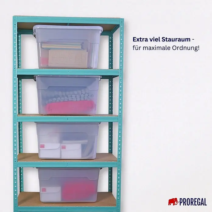 Proregal Aufbewahrungsbox-Set 4er mit Deckel - Extra Groß mit Rollen - L x B x H: 43 x 58 x 34 cm, Kunststoff, Transparent, 4 Stk. - Türkises Metallregal mit vier transparenten Aufbewahrungsboxen, gefüllt mit Gegenständen. Ideal für maximale Ordnung.