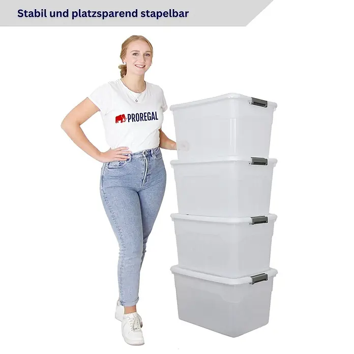 Proregal Aufbewahrungsbox-Set 4er mit Deckel - Extra Groß mit Rollen - L x B x H: 43 x 58 x 34 cm, Kunststoff, Transparent, 4 Stk. - Eine Frau neben vier weißen, stabilen und platzsparend stapelbaren Aufbewahrungsboxen mit grauen Griffen.