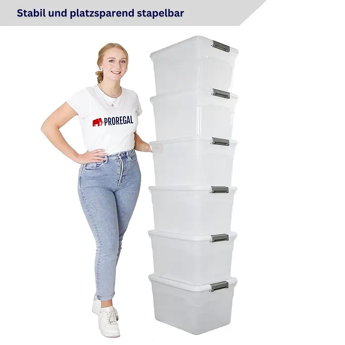 Proregal Aufbewahrungsbox-Set 6er mit Deckel - Groß mit Rollen - Kunststoff, Transparent, 6 Stk. - Stapel aus sechs transparenten, rechteckigen Aufbewahrungsboxen mit grauen Verschlüssen, von einer Frau zur Größenveranschaulichung präsentiert. Stabil und platzsparend stapelbar.