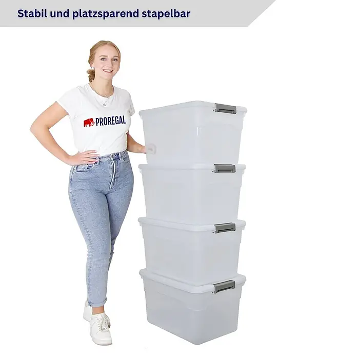 Proregal Aufbewahrungsbox-Set 4er mit Deckel - Groß mit Rollen - Kunststoff, Transparent, 4 Stk. - Stapel von vier transparenten weißen Aufbewahrungsboxen mit grauen Verschlüssen, gezeigt neben einer Frau zur Größenveranschaulichung. Stabil und platzsparend stapelbar.