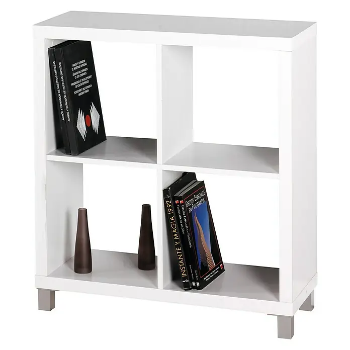 Estantería de madera Kubox - Al x An x Pr: 83 x 76 x 29 cm, Blanco - Estantería blanca con cuatro compartimentos, llena de libros y jarrones decorativos, ideal para un almacenamiento elegante.
