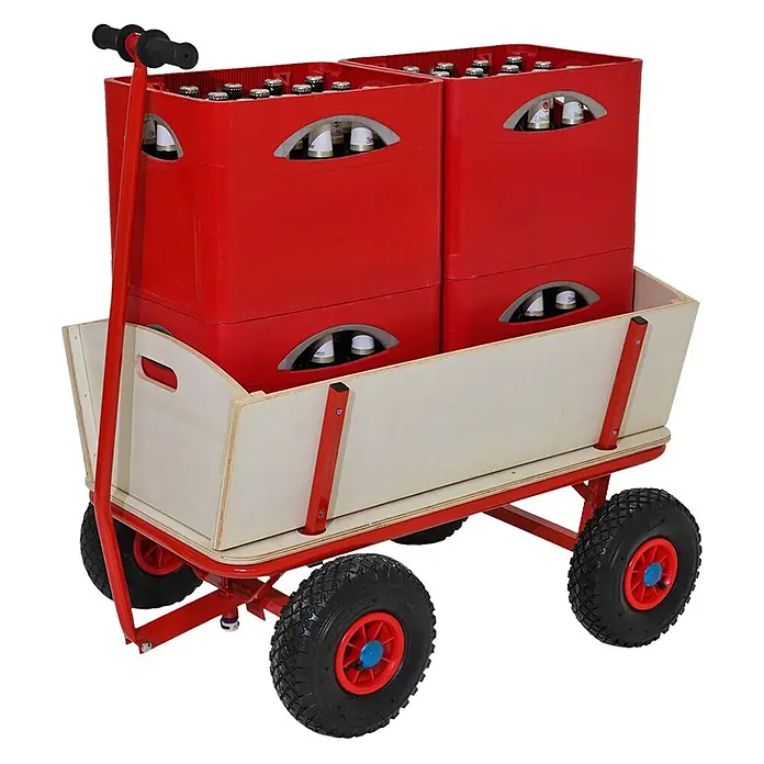 Proregal Bollerwagen BOLLY - Traglast: 150 kg - Roter Bollerwagen aus Metall und hellem Holz mit vier roten Bierkästen voller Flaschen.