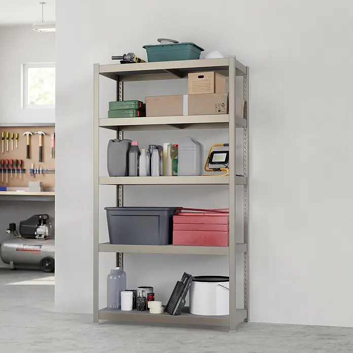 Metallregal - H x B x T: 180 x 100 x 45 cm, Traglast pro Boden: 200 kg, Anzahl Böden: 5 Stk., Stecken, Kupfer - Hohes, hellgraues Metallregal, gefüllt mit Garagenbedarf, Werkzeugen und Kisten, in einer Werkstatt.