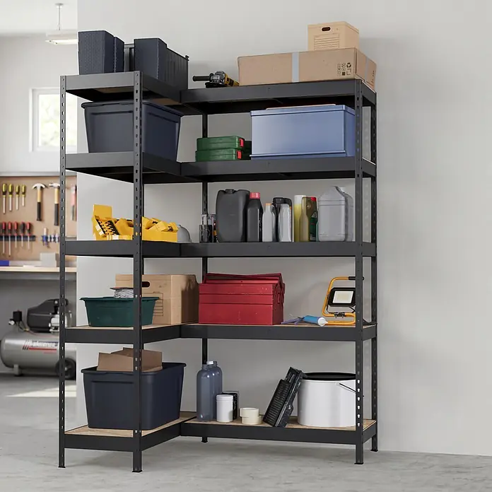 Regalux Eckregal - H x B x T: 180 x 131 x 40 cm, Traglast pro Boden: 210 kg, Anzahl Böden: 10 Stk., Stecken, Schwarz - Schwarzes Metall-Eckregal mit Holzablagen zur Organisation diverser Garagenartikel wie Werkzeuge, Kisten und Flüssigkeiten.