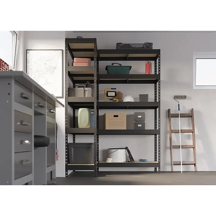 Regalux Eckregal - H x B x T: 180 x 131 x 40 cm, Traglast pro Boden: 210 kg, Anzahl Böden: 10 Stk., Stecken, Schwarz - Hohe, stabile schwarze Metallregale mit Holzablagen, die eine Garage oder Werkstatt mit verschiedenen Gegenständen organisieren.