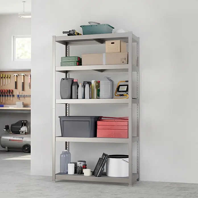 Metallregal - H x B x T: 180 x 100 x 45 cm, Traglast pro Boden: 200 kg, Anzahl Böden: 5 Stk., Stecken, Graphit - Silbernes Metall-Lagerregal mit mehreren Ablagen, gefüllt mit verschiedenen Werkstattartikeln.