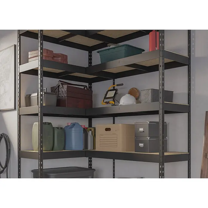 Regalux Eckregal - H x B x T: 180 x 131 x 40 cm, Traglast pro Boden: 210 kg, Anzahl Böden: 10 Stk., Stecken, Schwarz - Schwarzes Metallregal in einem Lagerraum, gefüllt mit Werkzeugen, Kisten und Behältern.