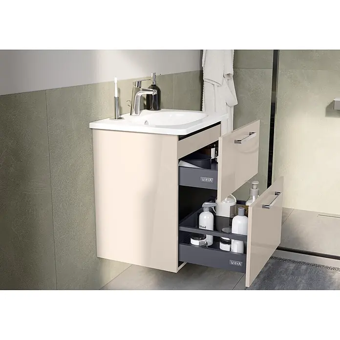 VitrA Badmöbel-Set Root Flat - Gesamtbreite Badmöbel: 60 cm, Sahara Beige, Hochglänzend - Glänzender beigefarbener Waschtischunterschrank mit integriertem Waschbecken und offenen dunkelgrauen Auszügen für Flaschen.