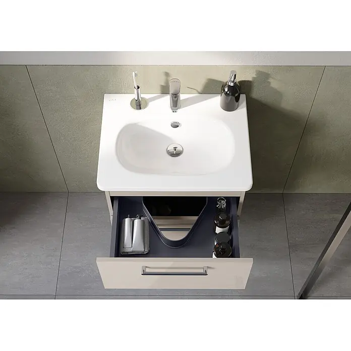 VitrA Badmöbel-Set Root Flat - Gesamtbreite Badmöbel: 60 cm, Sahara Beige, Hochglänzend - Draufsicht auf ein modernes weißes Waschbecken mit Chromarmatur und geöffneter hellbeiger Waschtischschublade mit Toilettenartikeln.