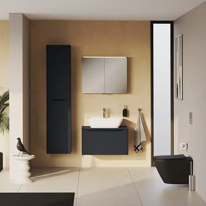 VitrA Hochschrank Integra Square - B x T x H: 40 x 37 x 180 cm, Graphit, Inklusive 3 Glasböden und Wäscheklappe, DIN Anschlag: Links - Modernes Bad mit dunkelgrauem Waschtischunterschrank, Hochschrank und schwarzem Wand-WC, ergänzt durch weißes Waschbecken und Spiegelschrank.