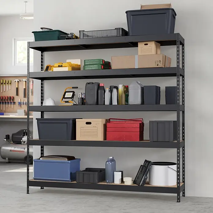 Regalux Metallregal Rivet Atlas - H x B x T: 180 x 180 x 40 cm, Traglast pro Boden: 230 kg, Anzahl Böden: 5 Stk., Stecken, Schwarz - Schwarzes Metallregal mit Holzböden, das Werkzeuge und Vorräte in einer Garage organisiert.