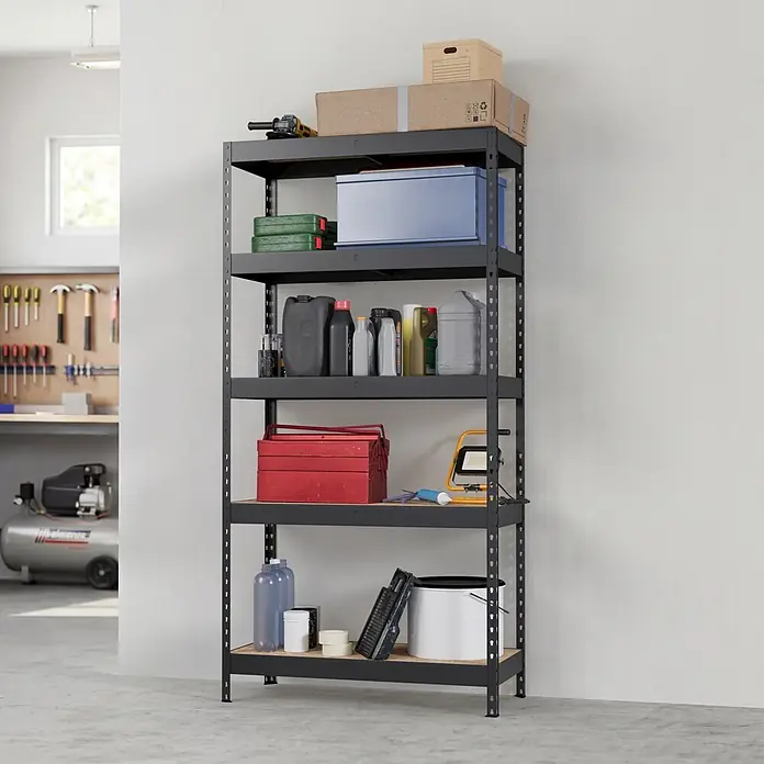 Regalux Metallregal Rivet Atlas - H x B x T: 180 x 90 x 40 cm, Traglast pro Boden: 230 kg, Anzahl Böden: 5 Stk., Stecken, Schwarz - Schwarzes Metall-Garagenregal mit fünf Holzböden, gefüllt mit Werkzeugen und Zubehör in einer Garage.