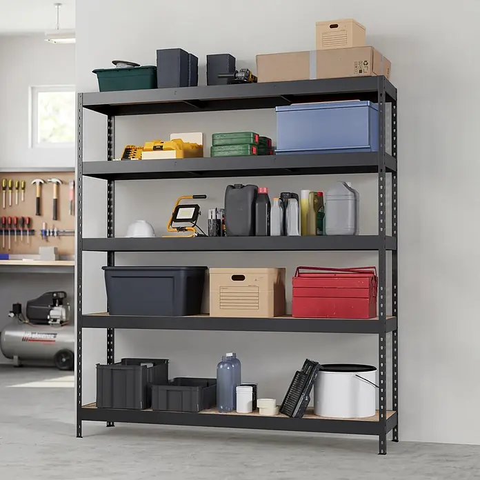 Regalux Metallregal Rivet Atlas - H x B x T: 180 x 160 x 40 cm, Traglast pro Boden: 250 kg, Anzahl Böden: 5 Stk., Stecken, Schwarz - Graues 5-stufiges Metallregal in einer Garage, für Werkzeuge und Vorräte.