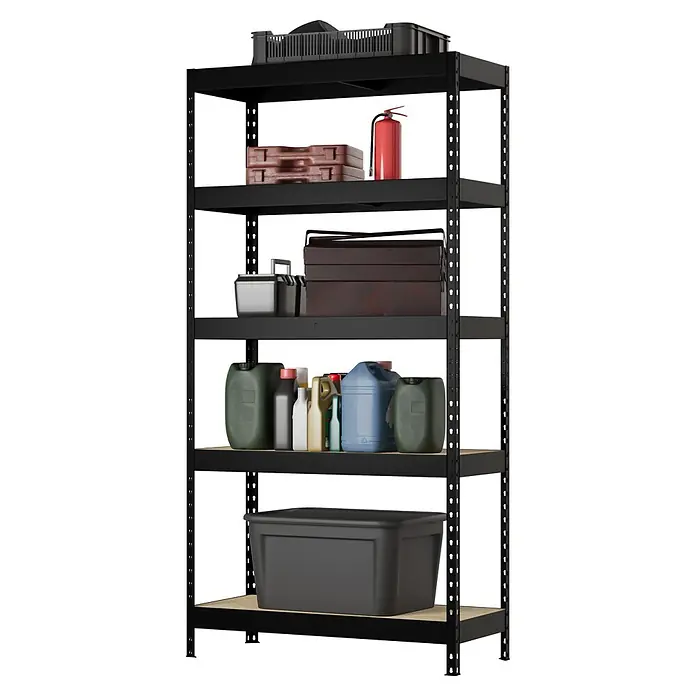 Regalux Metallregal Rivet Atlas - H x B x T: 180 x 90 x 40 cm, Traglast pro Boden: 230 kg, Anzahl Böden: 5 Stk., Stecken, Schwarz - Schwarzes Metallregal mit Holzböden, gefüllt mit Werkzeugkästen, Flüssigkeitsbehältern und einem Feuerlöscher.
