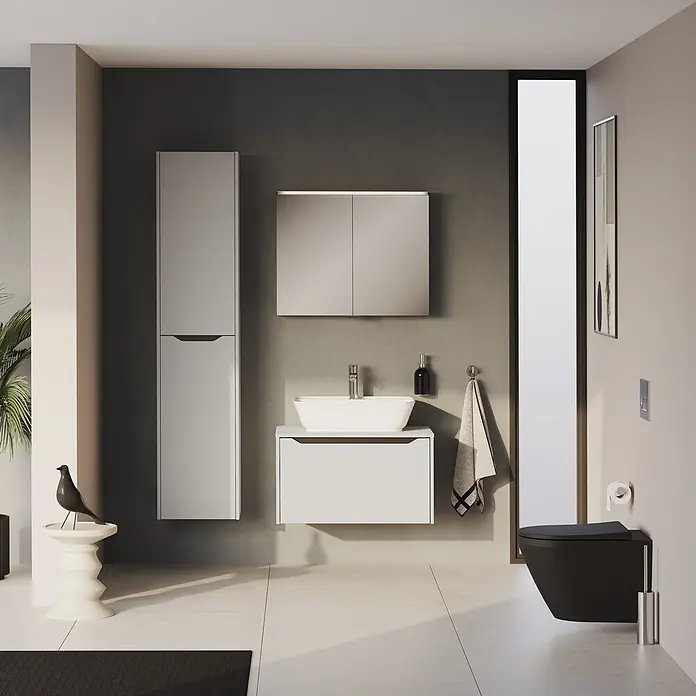 VitrA Hochschrank Integra Square - B x T x H: 40 x 37 x 180 cm, Hellgrau, Inklusive 3 Glasböden und Wäscheklappe, DIN Anschlag: Rechts - Modernes Badezimmer mit schwebendem Waschtisch, Aufsatzwaschbecken, Spiegelschrank, Hochschrank und schwarzer Wandtoilette.