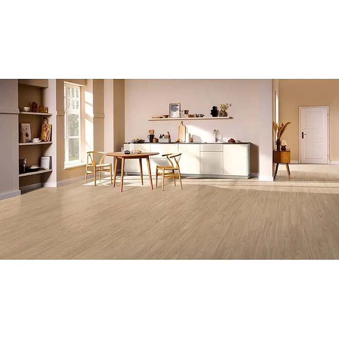 Egger Laminat NatureSense Promo - Sheffield Akazie natur, Landhausdiele, 1.292 x 193 x 8 mm - Heller Holzboden in Dielenoptik in einer hellen Küche und einem Essbereich.