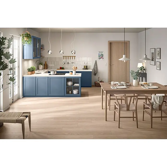 Egger Laminat NatureSense Promo - Baronia Eiche hell, Landhausdiele, 1.292 x 193 x 8 mm - Heller Holzoptikboden in moderner Küche und Essbereich.