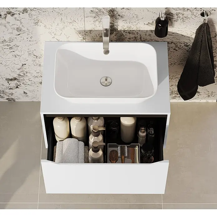 VitrA Integra Square Waschtischunterschrank Integra Square - B x T x H: 80 x 52 x 42 cm, Hellgrau - Weißer Badezimmer-Waschtisch mit Waschbecken und offener Schublade, gefüllt mit Pflegeprodukten und Bürsten, in einem gefliesten Bad.