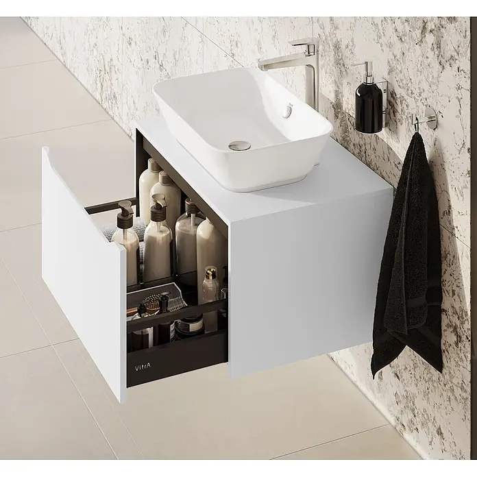 VitrA Integra Square Waschtischunterschrank Integra Square - B x T x H: 80 x 52 x 42 cm, Hellgrau - Weißer wandmontierter Badezimmerunterschrank mit Aufsatzwaschbecken, Chromarmatur und geöffneter Schublade mit organisierten Toilettenartikeln.