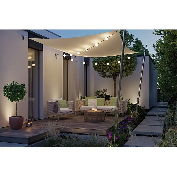 Paulmann Plug & Shine LED-Lichterkette Naima Basisset - Außen, Warmweiß, Anzahl Leuchtmittel: 6 Stk., Länge: 5,8 m, Netzbetrieben - Beleuchtete Terrasse in der Dämmerung mit großem, weißem Sonnensegel und Lichterkette über einer Korbsitzgruppe und Holzterrasse.