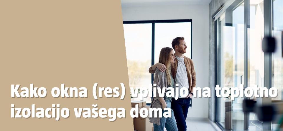 Par, ki gleda skozi nova okna v novem stanovanju.