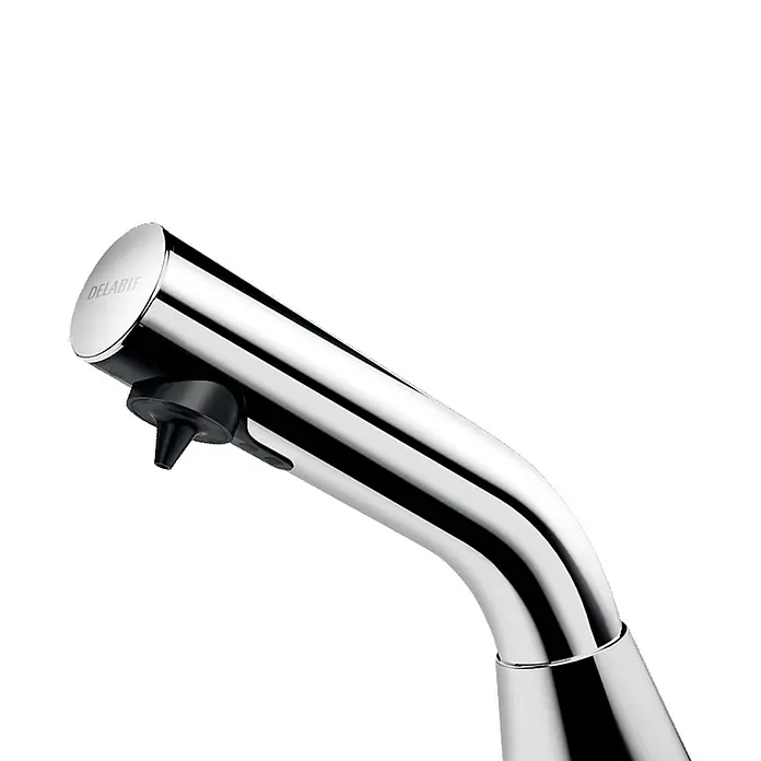 Delabie Waschbecken Delabie -  - Verchromte Handbrause mit schwarzem Bedienknopf und 'DELABIE'-Logo.