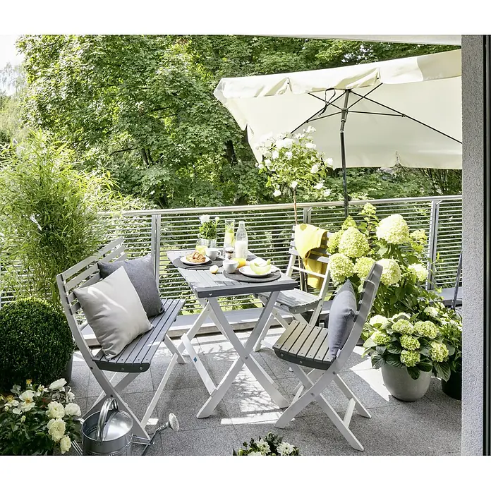 Sunfun Balkonschirm Messina II - Natur, Bespannungsmaß (L x B): 180 x 120 cm - Einladende Terrasse mit einem grauen Gartentisch und Stühlen, ideal für ein entspanntes Frühstück im Freien.