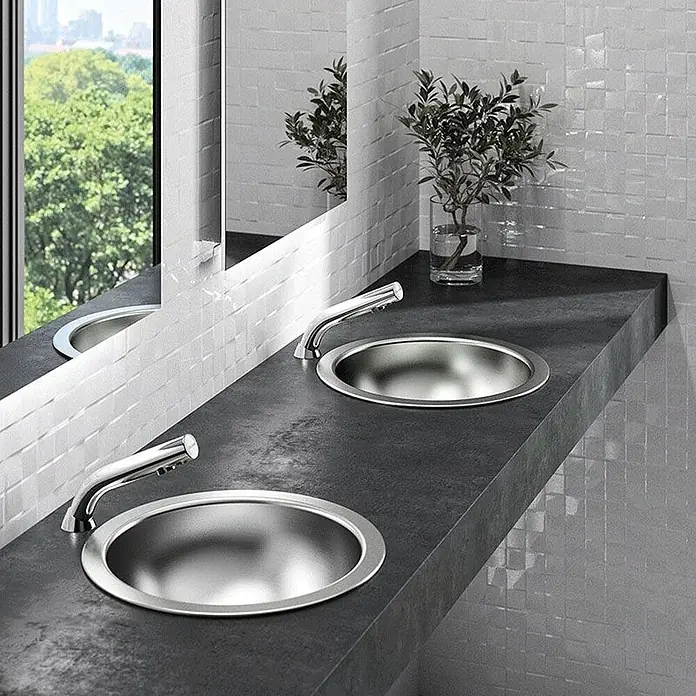 Delabie Waschtisch Delabie - 39,6 x 29,6 cm, Ohne Überlauf, Edelstahl - Zwei elegante Einbauwaschbecken aus Edelstahl mit modernen Chromarmaturen auf dunkler Arbeitsplatte im Waschraum.