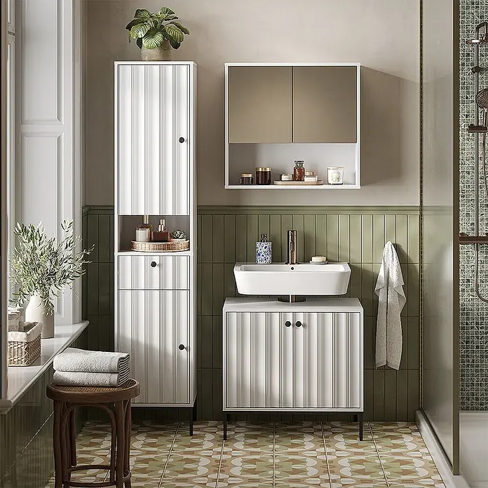 Vicco Badmöbel-Set Eliza Weiß Riffel 3 Teile - Weiß Riffel, Matt - Weißes Lamellen-Badezimmerschrank-Set mit Hochschrank und Waschtischunterschrank, in modernem Bad.