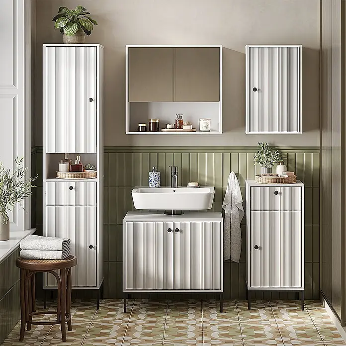 Vicco Badmöbel-Set Eliza Weiß Riffel 5 Teile - Weiß Riffel, Matt - Weißes geriffeltes Badmöbel-Set mit Hochschrank, Waschtischunterschrank und Wandschränken in einem modernen Badezimmer.
